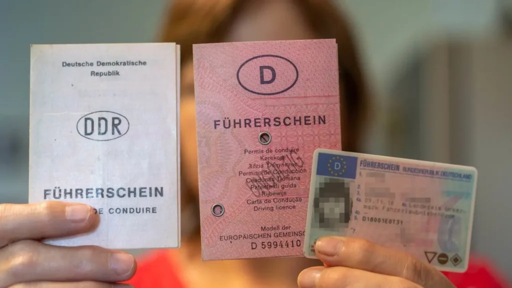 in ausl&auml;ndischer Pass und eine Fahrerlaubnis liegen auf einem Berliner Meldeformular, passend zum Thema Berlin F&uuml;hrerschein umtauschen.