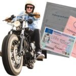 Zwei verschiedene Motorräder – eine 125ccm Maschine und ein Big Bike – stehen nebeneinander für den A1 Preis Führerschein und A2-Führerschein Preis Vergleich.