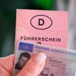Ein glücklicher Kunde im Beratungsgespräch bei der Agentur Fahrberater für eine schnelle Führerschein kaufen online Umschreibung.