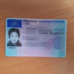 Ein Laptop-Bildschirm zeigt Angebote zum Thema Führerschein kaufen online mit einem roten Warnsymbol.