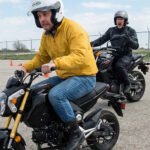 Ein moderner City-Roller parkt in einer urbanen Umgebung, passend zum Thema Roller Führerschein Preis für Einsteiger.