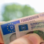 Ein Auto fährt über eine europäische Landesgrenze, symbolisch für das Thema Führerschein kaufen Ausland und die 185-Tage-Regelung.