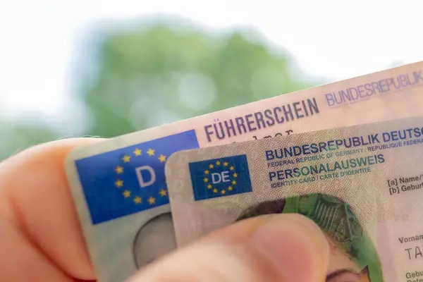 Ein Auto f&auml;hrt &uuml;ber eine europ&auml;ische Landesgrenze, symbolisch f&uuml;r das Thema F&uuml;hrerschein kaufen Ausland und die 185-Tage-Regelung.