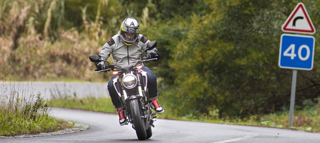 Ein modernes Motorrad steht auf einer Landstraße vor einer Bergkulisse, passend zur Kostenaufklärung für den Preis Motorradführerschein.